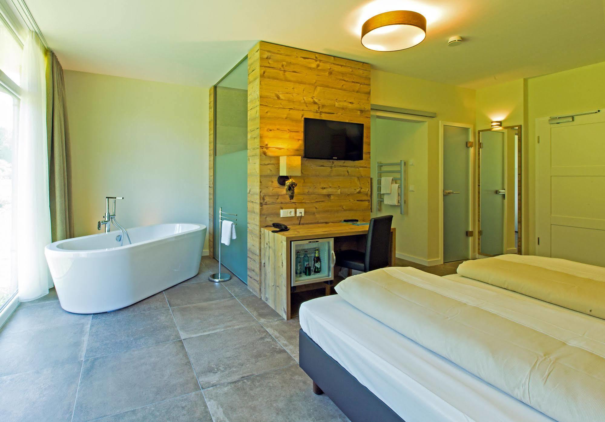 Landhotel Weihermuehle Thaleischweiler-Froschen ภายนอก รูปภาพ